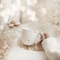 Biały kubek porcelanowy 300 ml - Motyw złotych serduszek na walentynki dla ukochanej osoby Kubek porcelanowy ze złotym zdobieniem ZŁOTE SERDUSZKA Nadzwyczajnie.pl — widok z boku na białym tle