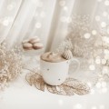 Biały kubek porcelanowy 300 ml - Motyw złotych serduszek na walentynki dla ukochanej osoby Zbliżenie na złote zdobienie na białym kubku porcelanowym ZŁOTE SERDUSZKA Nadzwyczajnie.pl