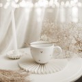 Biały kubek porcelanowy 500 ml - motyw złotych serduszek na walentynki dla niej Zbliżenie na złote zdobienie na białym kubku porcelanowym ZŁOTE SERDUSZKA Nadzwyczajnie.pl