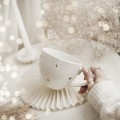 Biały kubek porcelanowy 500 ml - motyw złotych serduszek na walentynki dla niej Kubek porcelanowy ze złotym zdobieniem ZŁOTE SERDUSZKA Nadzwyczajnie.pl — widok z boku na białym tle