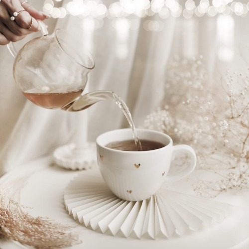 Biały kubek porcelanowy 500 ml - motyw złotych serduszek na walentynki dla niej