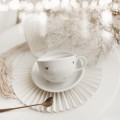 Biała filiżanka porcelanowa 250 ml ze spodkiem - Motyw złotych serduszek na walentynki dla niej Biały filiżanka porcelanowa Nadzwyczajnie.pl ze złotym zdobieniem i napisem ze spodkiem - ZŁOTE SERDUSZKA — 250 ml