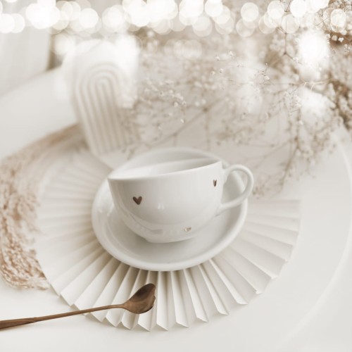 Biała filiżanka porcelanowa 250 ml ze spodkiem - Motyw złotych serduszek na walentynki dla niej