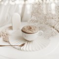 Biała filiżanka porcelanowa 250 ml ze spodkiem - Motyw złotych serduszek na walentynki dla niej Zbliżenie na złote zdobienie na białym filiżance porcelanowej ze spodkiem - ZŁOTE SERDUSZKA Nadzwyczajnie.pl