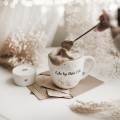 Kubek 300 ml - Lubię być blisko Ciebie Zbliżenie na złote zdobienie na białym kubku porcelanowym Lubię być blisko Ciebie Nadzwyczajnie.pl