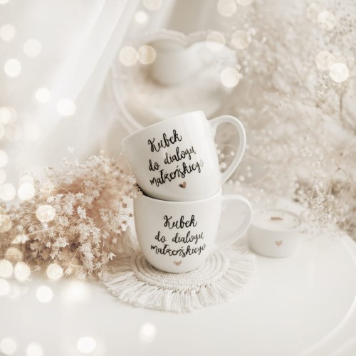 Zestaw 2 białych kubków porcelanowych 300 ml - motyw dialogu małżeńskiego ze złotym sercem dla małżonków na rocznicę ślubu