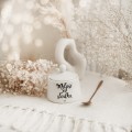 Biała cukiernica porcelanowa - napis Miłość jest słodka ze złotym sercem dla zakochanych na walentynki Zbliżenie na złote zdobienie serca na białym produkcie porcelanowym Cukiernica - Miłość jest słodka Nadzwyczajnie.pl