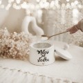 Biała cukiernica porcelanowa - napis Miłość jest słodka ze złotym sercem dla zakochanych na walentynki Produkt porcelanowy ze złotym sercem Cukiernica - Miłość jest słodka Nadzwyczajnie.pl — widok z boku na białym tle