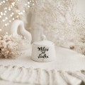 Biała cukiernica porcelanowa - napis Miłość jest słodka ze złotym sercem dla zakochanych na walentynki Biały produkt porcelanowy Nadzwyczajnie.pl ze złotym sercem i napisem Cukiernica - Miłość jest słodka