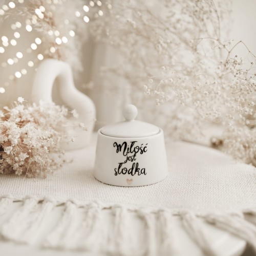 Biała cukiernica porcelanowa - napis Miłość jest słodka ze złotym sercem dla zakochanych na walentynki