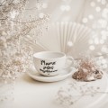 Biała filiżanka porcelanowa 250 ml ze spodkiem - motyw złotego serca z napisem Mamo jesteś wyjątkowa dla mamy na Dzień Matki Eleganckie opakowanie prezentowe filiżanki porcelanowej ze złotym sercem Nadzwyczajnie.pl — ze spodkiem - Mamo jesteś