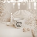 Biały kubek porcelanowy 500 ml - złote serce i napis siostrami nie zawsze trzeba się urodzić na urodziny dla przyjaciółki Kubek porcelanowy ze złotym sercem Siostrami nie zawsze trzeba się urodzić Nadzwyczajnie.pl — widok z boku na białym tle