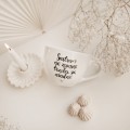Biały kubek porcelanowy 500 ml - złote serce i napis siostrami nie zawsze trzeba się urodzić na urodziny dla przyjaciółki Eleganckie opakowanie prezentowe kubka porcelanowego ze złotym sercem Nadzwyczajnie.pl — Siostrami nie zawsze trzeba się