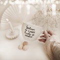 Biały kubek porcelanowy 500 ml - złote serce i napis siostrami nie zawsze trzeba się urodzić na urodziny dla przyjaciółki Zbliżenie na złote zdobienie serca na białym kubku porcelanowym Siostrami nie zawsze trzeba się urodzić Nadzwyczajnie.pl