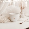 Biały kubek porcelanowy 500 ml - złote serce i napis na dnie miłego dnia dla koleżanki z pracy na imieniny Zbliżenie na złote zdobienie serca na białym kubku porcelanowym Miłego dnia! NAPIS NA DNIE Nadzwyczajnie.pl