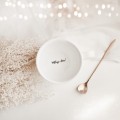 Biały kubek porcelanowy 500 ml - złote serce i napis na dnie miłego dnia dla koleżanki z pracy na imieniny Biały kubek porcelanowy Nadzwyczajnie.pl ze złotym sercem i napisem Miłego dnia! NAPIS NA DNIE — 500 ml