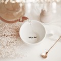 Biały kubek porcelanowy 500 ml - złote serce i napis na dnie miłego dnia dla koleżanki z pracy na imieniny Kubek porcelanowy ze złotym sercem Miłego dnia! NAPIS NA DNIE Nadzwyczajnie.pl — widok z boku na białym tle