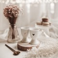Biały kieliszek porcelanowy na jajko - motyw złotego serca dla bliskiej osoby na Wielkanoc Eleganckie opakowanie prezentowe produktu porcelanowego ze złotym sercem Nadzwyczajnie.pl — Kieliszek na jajko