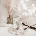 Biały kieliszek porcelanowy na jajko - motyw złotego serca dla bliskiej osoby na Wielkanoc Zbliżenie na złote zdobienie serca na białym produkcie porcelanowym Kieliszek na jajko Nadzwyczajnie.pl