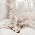 Kieliszek na jajko - czerwone serce Produkt porcelanowy ze złotym zdobieniem Kieliszek na jajko - czerwone serce Nadzwyczajnie.pl — widok z boku na białym tle