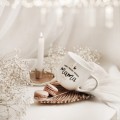 Biały kubek porcelanowy 300 ml - motyw złotej korony z napisem piękna, mądra, kochana mama dla mamy na Dzień Matki Zbliżenie na złote zdobienie na białym kubku porcelanowym Piękna, mądra, kochana Mama ZŁOTA KORONA Nadzwyczajnie.pl