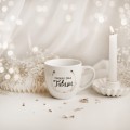 Biały kubek porcelanowy 300 ml - napis Pięknego dnia Tatusiu dla taty na Dzień Ojca Zbliżenie na złote zdobienie na białym kubku porcelanowym Pięknego dnia Tatusiu Nadzwyczajnie.pl