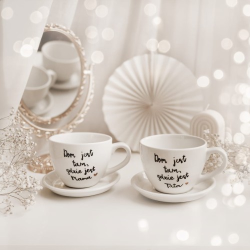 Zestaw 2 białych filiżanek porcelanowych ze spodkami 500 ml - napis dom jest tam gdzie jest tata dom jest tam gdzie jest mama ze złotym sercem dla rodziców na rocznicę ślubu