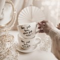 Zestaw 2 białych filiżanek porcelanowych ze spodkami 500 ml - napis dom jest tam gdzie jest tata dom jest tam gdzie jest mama ze złotym sercem dla rodziców na rocznicę ślubu Filiżanka porcelanowa ze złotym sercem filiżanek 500 ml ze spodkami - Dom jest tam, gdzie jest tata Dom jest tam, gdzie