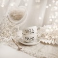 Zestaw 2 białych filiżanek porcelanowych ze spodkami 250 ml - napis mama idealna tata idealny ze złotym sercem dla rodziców na rocznicę ślubu Zbliżenie na złote zdobienie serca na białym filiżance porcelanowej filiżanek 250 ml ze spodkami - Mama idealna Tata