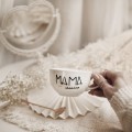 Filiżanka 250 ml ze spodkiem - Mama idealna ZŁOTE SERCE Zbliżenie na złote zdobienie serca na białym filiżance porcelanowej ze spodkiem - Mama idealna Nadzwyczajnie.pl