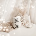 Zestaw 2 białych kubków porcelanowych 500 ml - napisy Mamo jesteś wyjątkowa i Tato jesteś najlepszy ze złotym sercem dla rodziców na rocznicę ślubu Zbliżenie na złote zdobienie serca na białym zestawie porcelanowym kubków 500 ml - Mamo jesteś wyjątkowa i Tato jesteś
