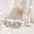 Zestaw 2 białych kubków porcelanowych 500 ml - napisy Mamo jesteś wyjątkowa i Tato jesteś najlepszy ze złotym sercem dla rodziców na rocznicę ślubu Biały zestaw porcelanowy Nadzwyczajnie.pl ze złotym sercem i napisem kubków 500 ml - Mamo jesteś wyjątkowa i Tato jesteś