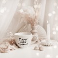 Biały kubek porcelanowy 500 ml - motyw złotego serca i napisu mamo jesteś wyjątkowa dla mamy na Dzień Matki Kubek porcelanowy ze złotym sercem Mamo jesteś wyjątkowa Nadzwyczajnie.pl — widok z boku na białym tle
