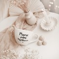 Biały kubek porcelanowy 500 ml - motyw złotego serca i napisu mamo jesteś wyjątkowa dla mamy na Dzień Matki Eleganckie opakowanie prezentowe kubka porcelanowego ze złotym sercem Nadzwyczajnie.pl — Mamo jesteś wyjątkowa