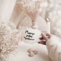 Biały kubek porcelanowy 500 ml - motyw złotego serca i napisu mamo jesteś wyjątkowa dla mamy na Dzień Matki Zbliżenie na złote zdobienie serca na białym kubku porcelanowym Mamo jesteś wyjątkowa Nadzwyczajnie.pl