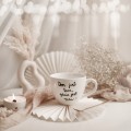 Kubek 500 ml - Dom jest tam, gdzie jest tata ZŁOTE SERCE Kubek porcelanowy ze złotym sercem Dom jest tam, gdzie jest tata Nadzwyczajnie.pl — widok z boku na białym tle