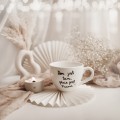 Biały kubek porcelanowy 500 ml - motyw złotego serca i napisu dom jest tam, gdzie jest mama dla mamy na Dzień Matki Kubek porcelanowy ze złotym sercem Dom jest tam, gdzie jest mama Nadzwyczajnie.pl — widok z boku na białym tle