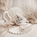 Biały kubek porcelanowy 500 ml - motyw złotego serca i napisu dom jest tam, gdzie jest mama dla mamy na Dzień Matki Eleganckie opakowanie prezentowe kubka porcelanowego ze złotym sercem Nadzwyczajnie.pl — Dom jest tam, gdzie jest mama