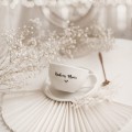 Biała filiżanka porcelanowa 250 ml ze spodkiem - motyw złotego serca dla mamy na dzień matki Filiżanka porcelanowa ze złotym sercem ze spodkiem - Kochana Mama Nadzwyczajnie.pl — widok z boku na białym tle