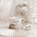 Biała filiżanka porcelanowa 250 ml ze spodkiem - motyw złotego serca dla mamy na dzień matki Zbliżenie na złote zdobienie serca na białym filiżance porcelanowej ze spodkiem - Kochana Mama Nadzwyczajnie.pl