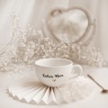 Biała filiżanka porcelanowa 250 ml ze spodkiem - motyw złotego serca dla mamy na dzień matki Eleganckie opakowanie prezentowe filiżanki porcelanowej ze złotym sercem Nadzwyczajnie.pl — ze spodkiem - Kochana Mama