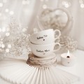 Zestaw 2 białych filiżanek porcelanowych 250 ml ze spodkami - motyw złotego serca i napisów kochana mama kochany tata dla rodziców na rocznicę ślubu Zbliżenie na złote zdobienie serca na białym filiżance porcelanowej filiżanek 250 ml ze spodkami - Kochana Mama Kochany