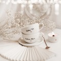 Zestaw 2 białych filiżanek porcelanowych 250 ml ze spodkami - motyw złotego serca i napisów kochana mama kochany tata dla rodziców na rocznicę ślubu Biały filiżanka porcelanowa Nadzwyczajnie.pl ze złotym sercem i napisem filiżanek 250 ml ze spodkami - Kochana Mama