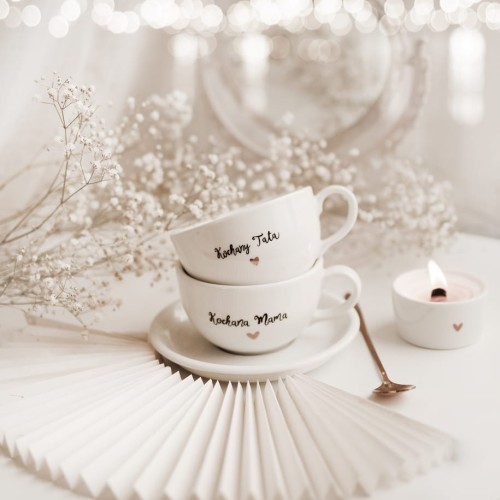 Zestaw 2 białych filiżanek porcelanowych 250 ml ze spodkami - motyw złotego serca i napisów kochana mama kochany tata dla rodziców na rocznicę ślubu