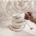 Zestaw 2 białych filiżanek porcelanowych 250 ml ze spodkami - motyw złotego serca i napisów kochana mama kochany tata dla rodziców na rocznicę ślubu Filiżanka porcelanowa ze złotym sercem filiżanek 250 ml ze spodkami - Kochana Mama Kochany Tata Nadzwyczajnie.pl — widok