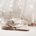 Filiżanka 250 ml ze spodkiem - Mamuś ZŁOTE SERCE Filiżanka porcelanowa ze złotym sercem ze spodkiem - Mamuś Nadzwyczajnie.pl — widok z boku na białym tle