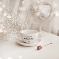 Biała filiżanka porcelanowa ze spodkiem 250 ml - napis Z sierścią smakuje lepiej dla miłośnika zwierząt na urodziny Zbliżenie na złote zdobienie na białym filiżance porcelanowej ze spodkiem - Z sierścią smakuje lepiej Nadzwyczajnie.pl