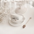 Biała filiżanka porcelanowa ze spodkiem 250 ml - napis Z sierścią smakuje lepiej dla miłośnika zwierząt na urodziny Biały filiżanka porcelanowa Nadzwyczajnie.pl ze złotym zdobieniem i napisem ze spodkiem - Z sierścią smakuje lepiej — 250 ml