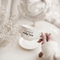 Biała filiżanka porcelanowa ze spodkiem 250 ml - napis Z sierścią smakuje lepiej dla miłośnika zwierząt na urodziny Filiżanka porcelanowa ze złotym zdobieniem ze spodkiem - Z sierścią smakuje lepiej Nadzwyczajnie.pl — widok z boku na