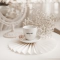 Biała filiżanka porcelanowa do espresso 100 ml ze spodkiem - napis Miłego dnia dla miłośników kawy na każdą okazję Zbliżenie na złote zdobienie na białym filiżance porcelanowej espresso ze spodkiem - Miłego dnia! Nadzwyczajnie.pl